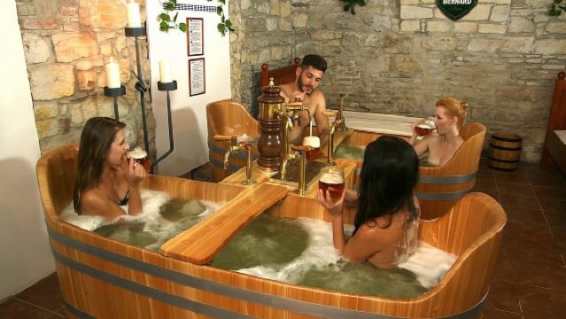 ¡Baño de cerveza con cerveza ilimitada!