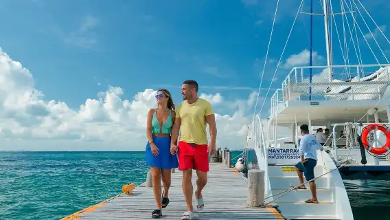 Isla Mujeres: Catamaran with Snorkeling, Food + Drinks