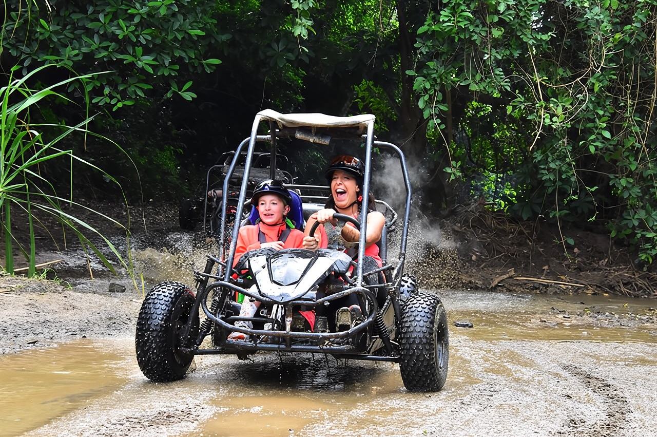 Excursion en buggy quad dans la jungle de Roatan avec observation des paresseux et arrêt sur une plage historique
