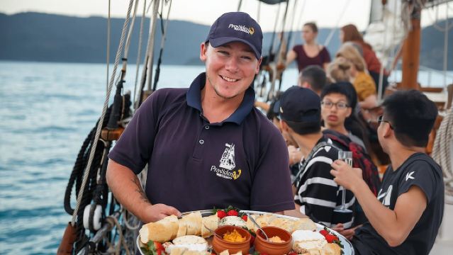 ทริปเรือใบชมพระอาทิตย์ตกที่หมู่เกาะวิทซันเดย์