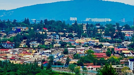 Visite de la ville de Kigali : histoire, art et incontournables locaux.