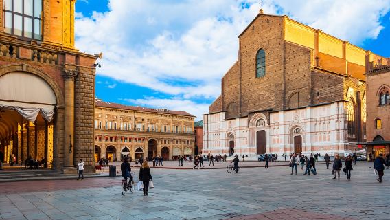 Bologna: tour della città in autobus scoperto e degustazione di prodotti tipici
