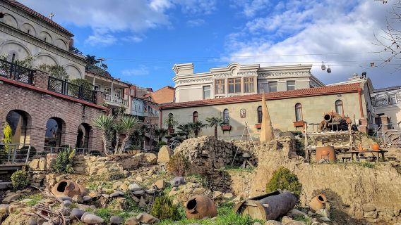 Recorrido a pie por lo más destacado del casco antiguo de Tbilisi con cata de vino y 10 degustaciones