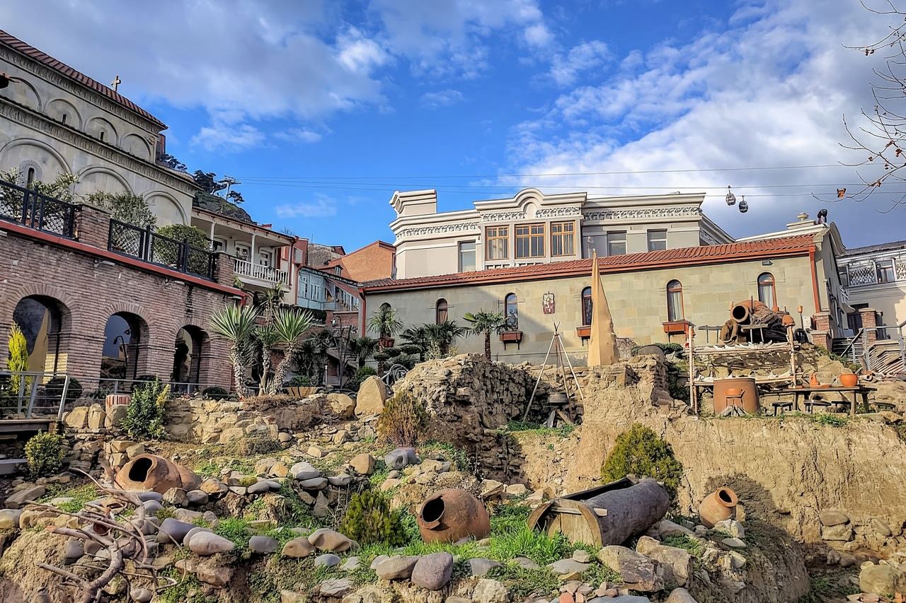Tour a piedi dei punti salienti della vecchia Tbilisi con vino e 10 degustazioni