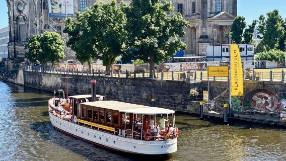 Berlin: Abendliche Yacht-Kreuzfahrt mit Aperitif