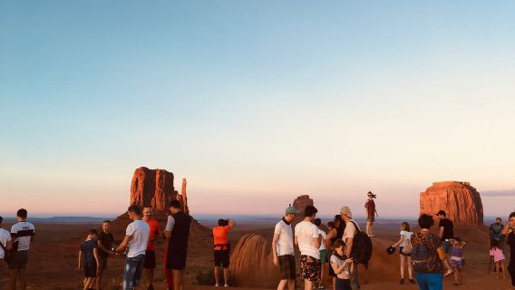 Monument Valley: Backcountry Jeep Tour with Navajo Guide