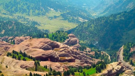 Dinosaurs of the Shirkent Valley, trekking