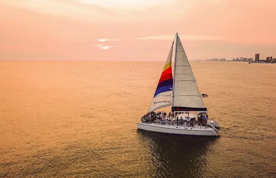 島嶼時光日落與海豚雙體船巡遊