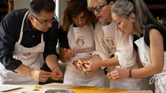Venecia: Clase de Pasta, Tiramisú o Cicchetti con Vino por Cesarine