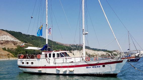 Berkelah Kapal Layar Laut Hitam yang Hebat dengan Makanan & Minuman