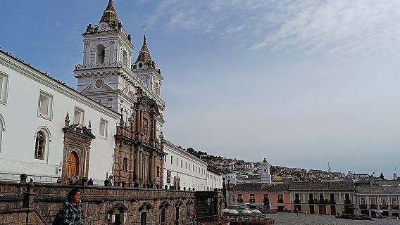 Discover Quito; Old town, Middle of the world + Cable car PRIVATE