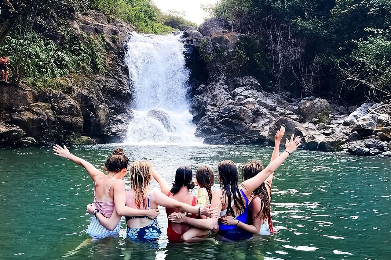 Avventura nella cascata nella giungla a Maui