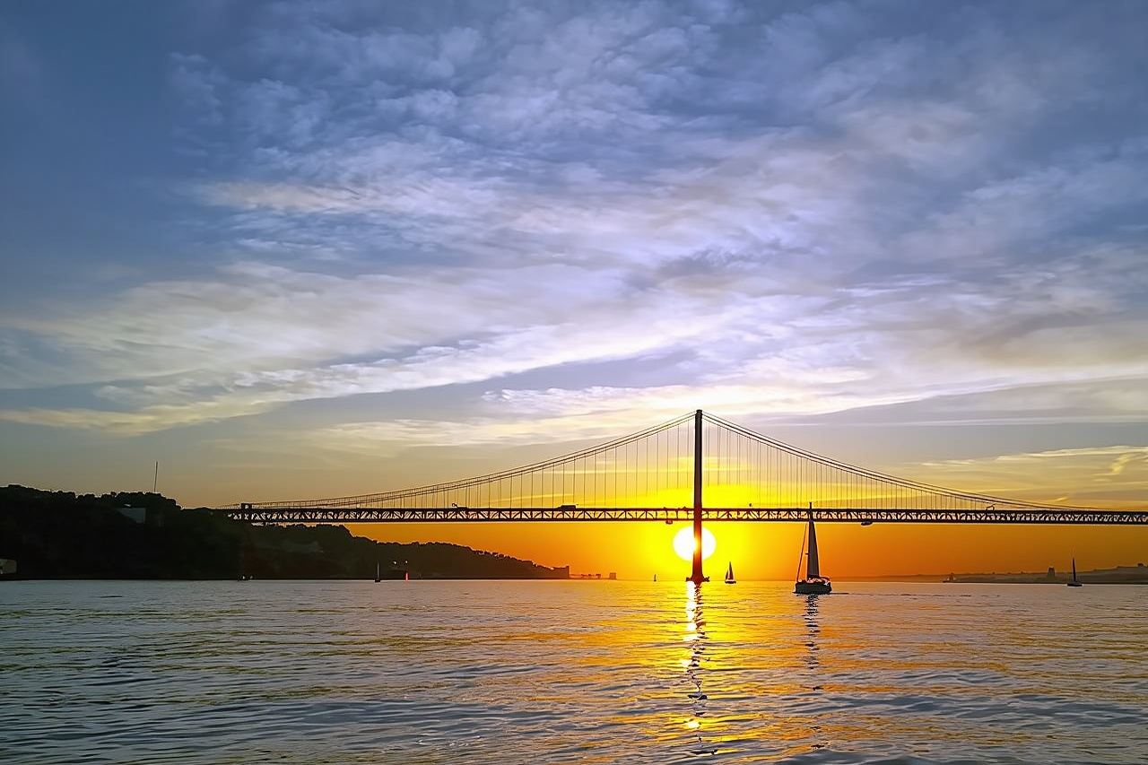 리스본 소규모 그룹 선셋 세일링 2시간 크루즈 (음료 포함)