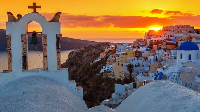 Однодневная экскурсия по Санторини: Акротири, деревни, дегустация вина и закат в Оии.