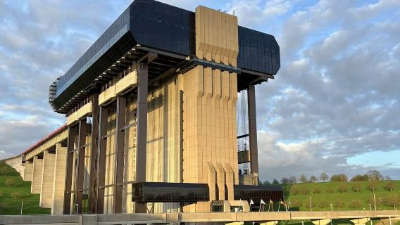 包車解鎖工業遺產：運河升船機/斯特雷皮蒂約升船機/陶瓷藝術館