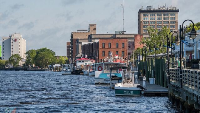 ทัวร์เรือสำราญพร้อมไกด์บรรยาย 50 นาทีที่เกาะอีเกิลส์