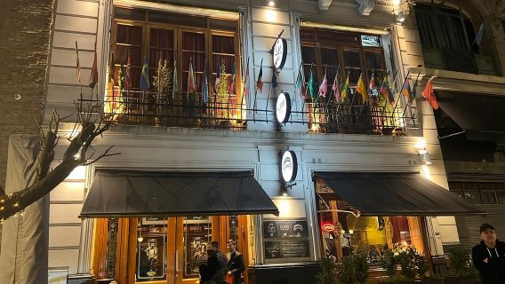 Cena con espectáculo de tango temprano y traslado en autobús tradicional opcional