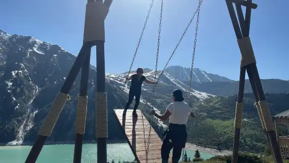 ทะเลสาบบิ๊กอัลมาตี: เลือกการผจญภัยด้วยการเดินเท้าหรือรถยนต์