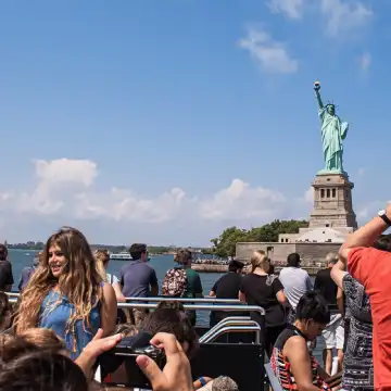 NYC: 自由の女神像とエリス島ガイド付きツアー | Trip.com