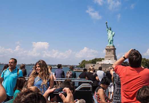 NYC: 自由の女神像とエリス島ガイド付きツアー | Trip.com
