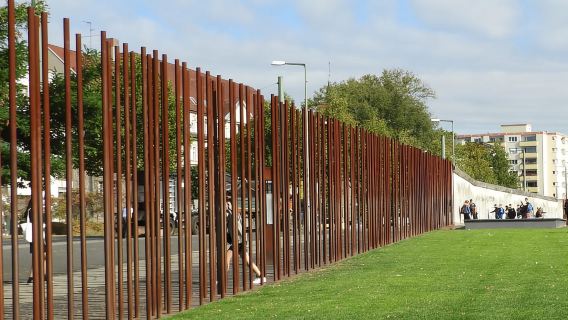 Berlin: Wall Tour – Takdir, Kisah Cinta dan Wira