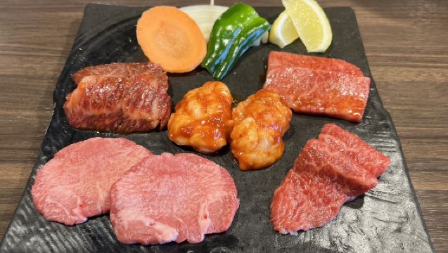 【炭火焼肉・ホルモン焼 幸永 新宿本店】 幸永人気の5品盛り合わせ