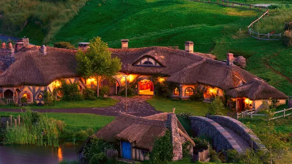 Однодневная экскурсия в Хоббитон и пещеры Светлячков в Новой Зеландии [небольшая группа с обедом и билетами в ресторане Green Dragon, трансфер от двери к двери]