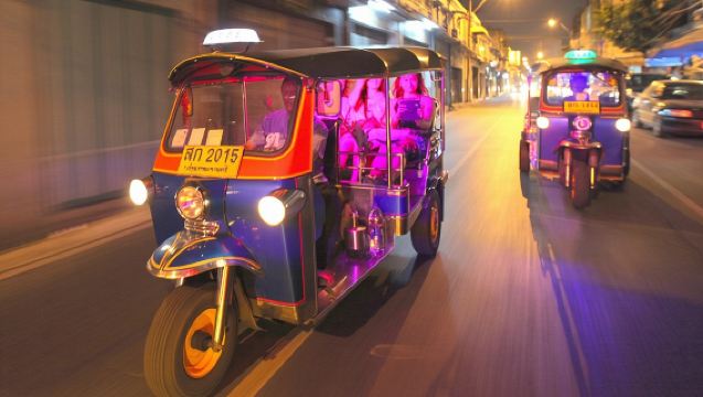 Bangkok di Malam Hari: Tur Kuil, Pasar, dan Kuliner dengan Tuk-Tuk