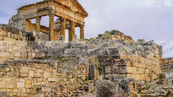 Tour privato di un giorno intero a Dougga e Bulla Regia via Testour con pranzo