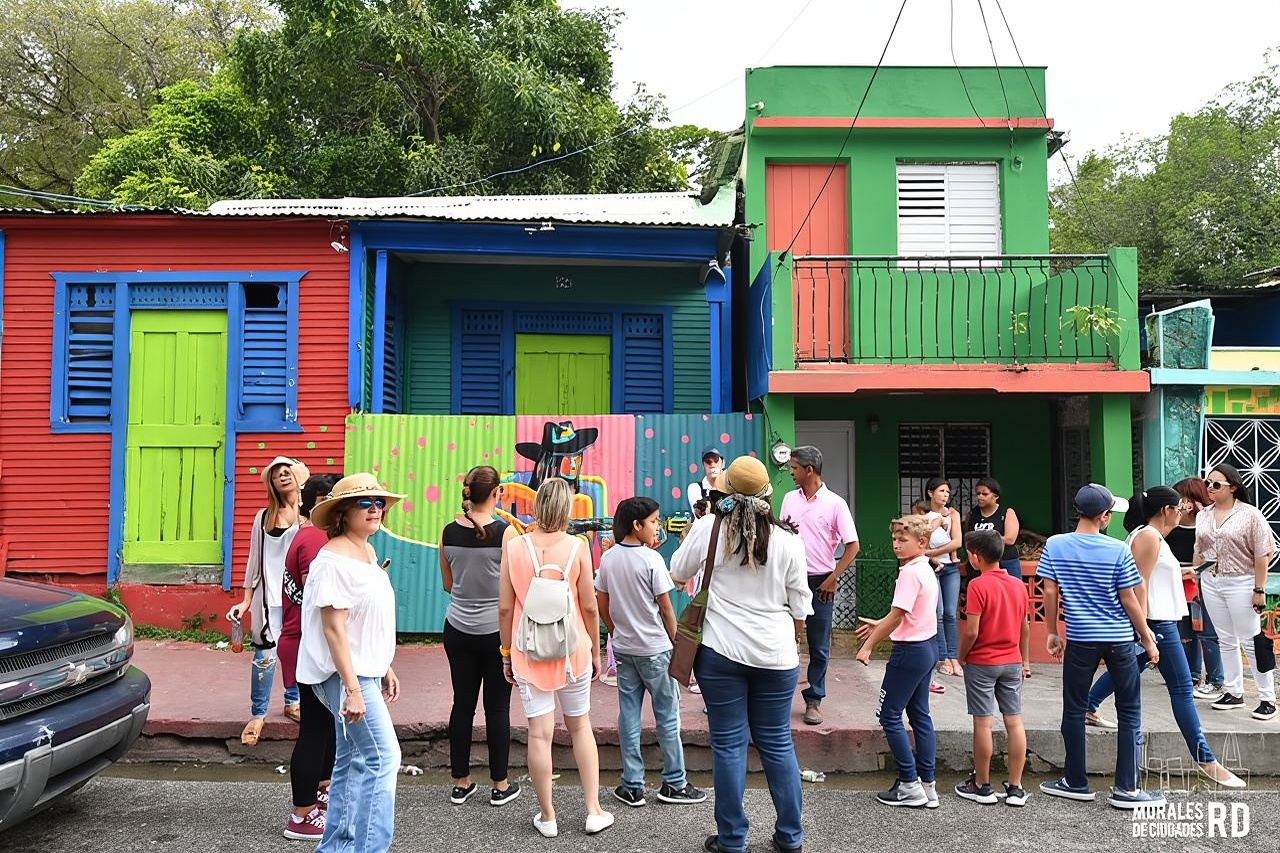 Recorrido a pie de arte callejero en Santiago (paseo artístico)