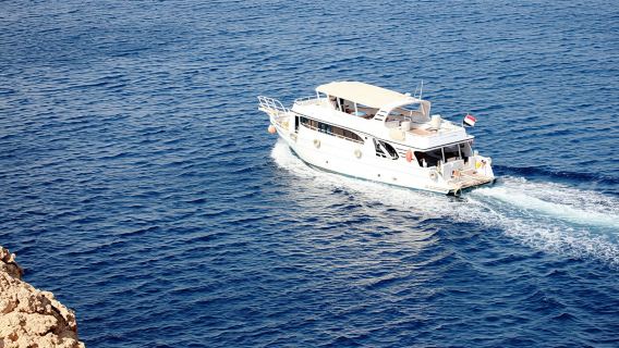 Private boat and snorkeling experience with lunch in Hurghada