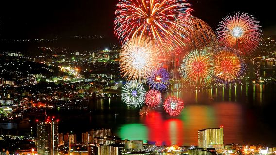 Dagstur från Shinjuku till en av Japans största fyrverkerishower "Suwasjöns fyrverkerifestival på sjön"