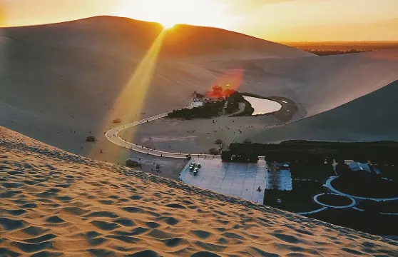 青海湖、茶卡鹽湖、翡翠湖、鳴沙山月牙泉、莫高窟、七彩丹霞、青甘大環線7日6晚專業領隊講解