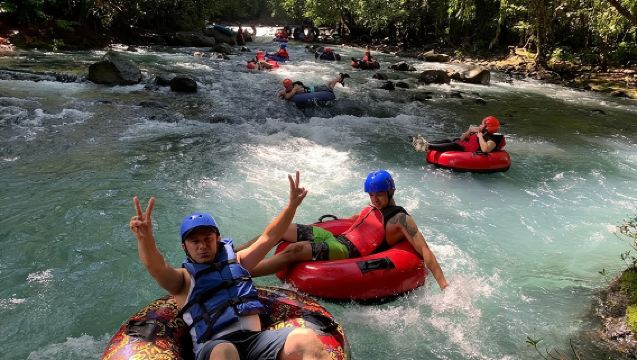 Đi ống trên sông Rio Celeste