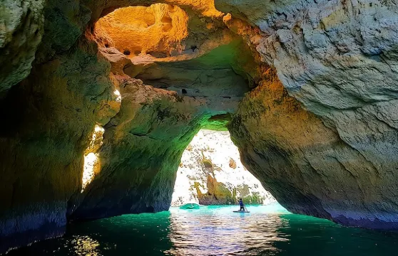 乘船遊覽貝納吉爾洞穴