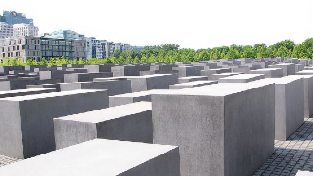 Berlin's Best: 2 Hour Walking Tour Third Reich and the Cold War