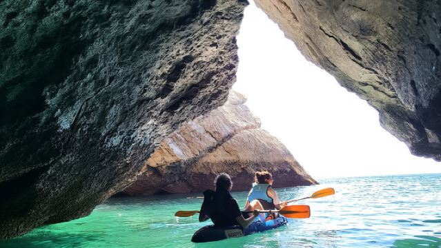 Sesimbra: tour guidato in kayak nel parco naturale e nelle grotte di Arrábida