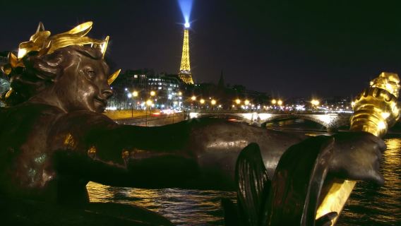Parigi: tour panoramico notturno con audioguida e accompagnatore