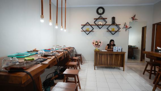 Membuat Barang Kemas Perak Tangan Berhampiran Hutan Monyet Ubud