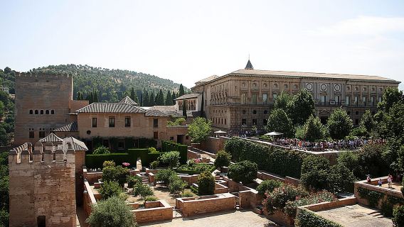 Granada Albaicín: 2.5-Hour Tapas & Drinks Walking Tour