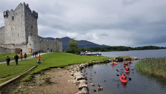 Kayak sui laghi di Killarney dal castello di Ross. Guidato