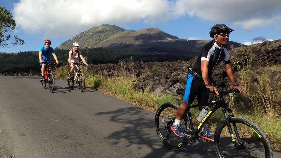 バトゥール山：ブラック溶岩サイクリングツアー（天然温泉付き）