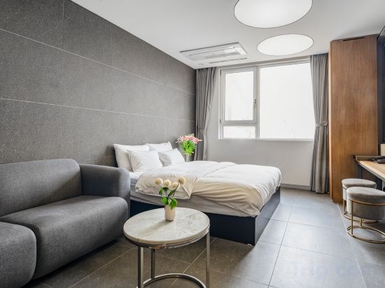 Hotel The Designers Hongdae - Tap to explore photos