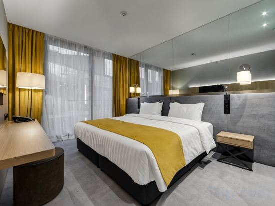 Glarros OldTown Room Type - Deluxe King Room