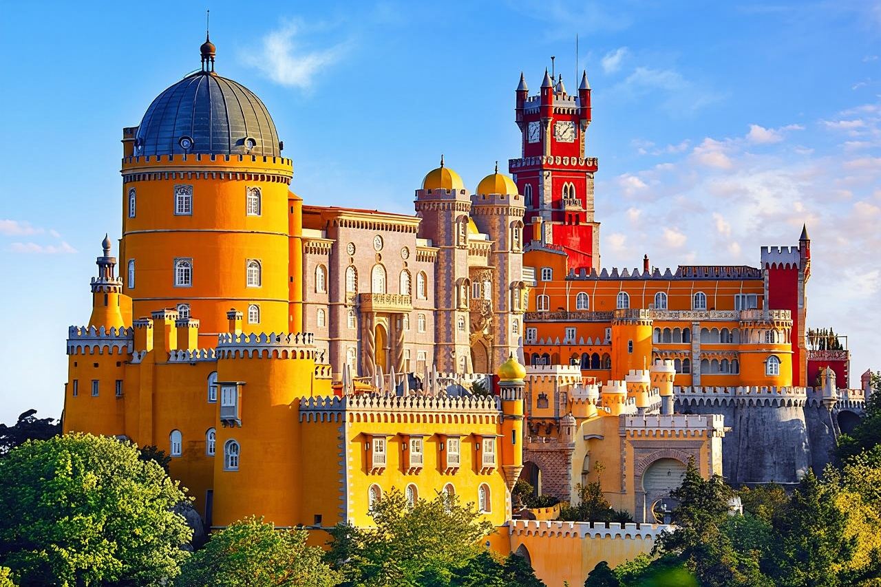 Sintra, Pena Palace, Quinta da Regaleira & Cascais Group Tour