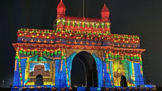 มุมไบยามค่ำคืน: แสงไฟและความสว่างไสว