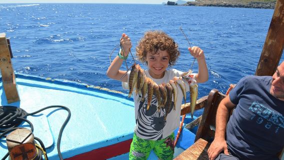 Excursión en barco de pesca a Makarounas con parada para nadar y barbacoa a bordo.