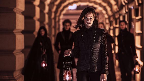 Tur Sejarah Gelap, Legenda, dan Malam Vampir di Distrik Kastil Buda