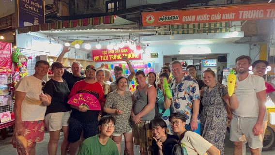 Tour privato del cibo di strada di Ho Chi Minh City con studenti divertenti