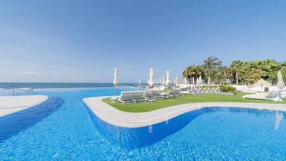 Tiket masuk seharian di Perchel Beach Club dengan makan siang